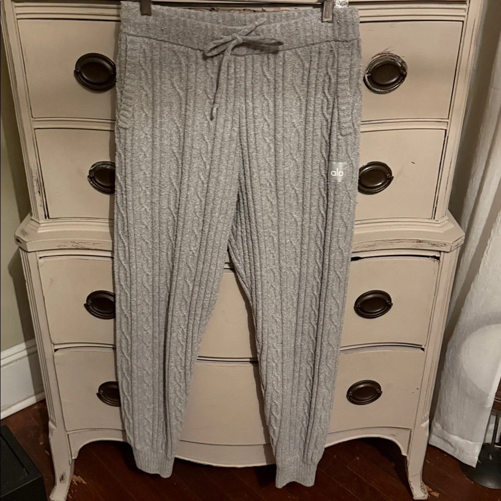 ALO Yoga Light Gray Cable Knit Jogger Pants- Reposh, too big 🥲
